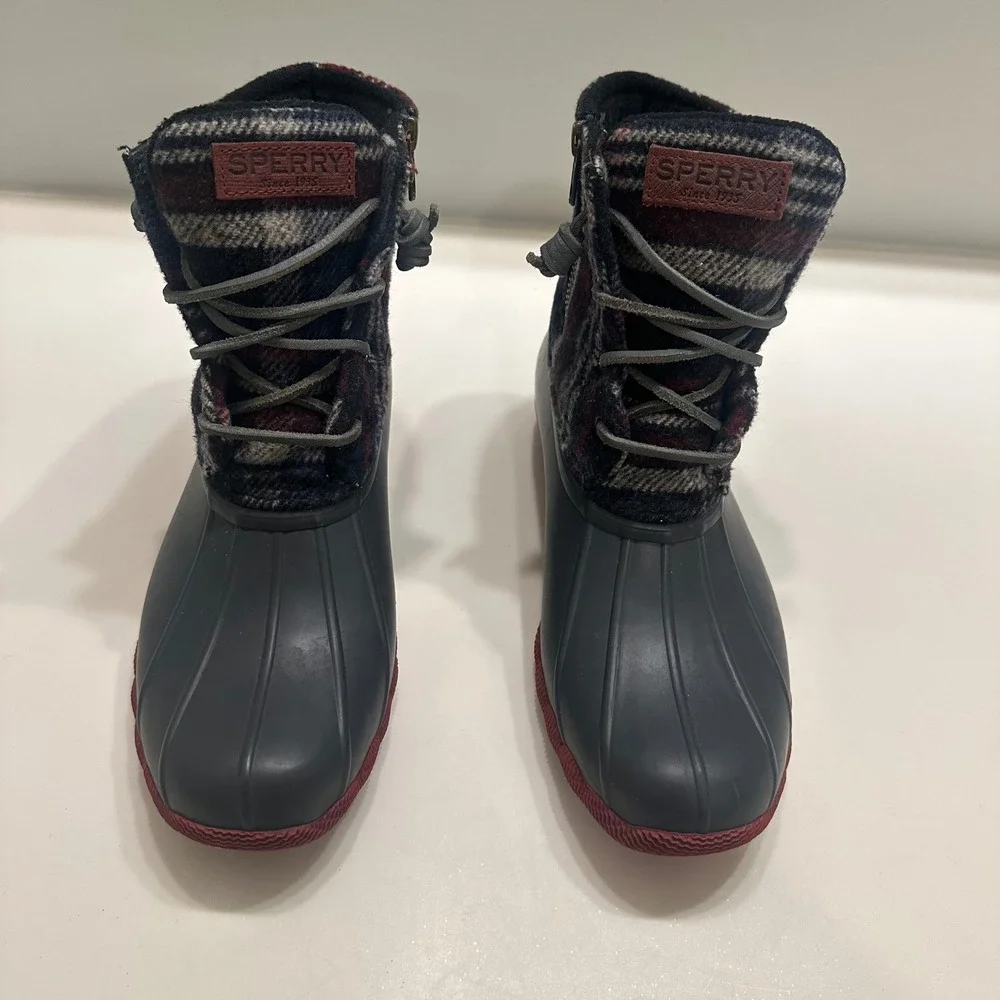 Sperry Saltwater Duck Boots Womens 8.5 Navy Red Plaid Waterproof STS99716